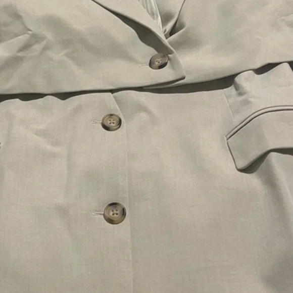 Elegant Cream Blazer - Picture 5 of 5